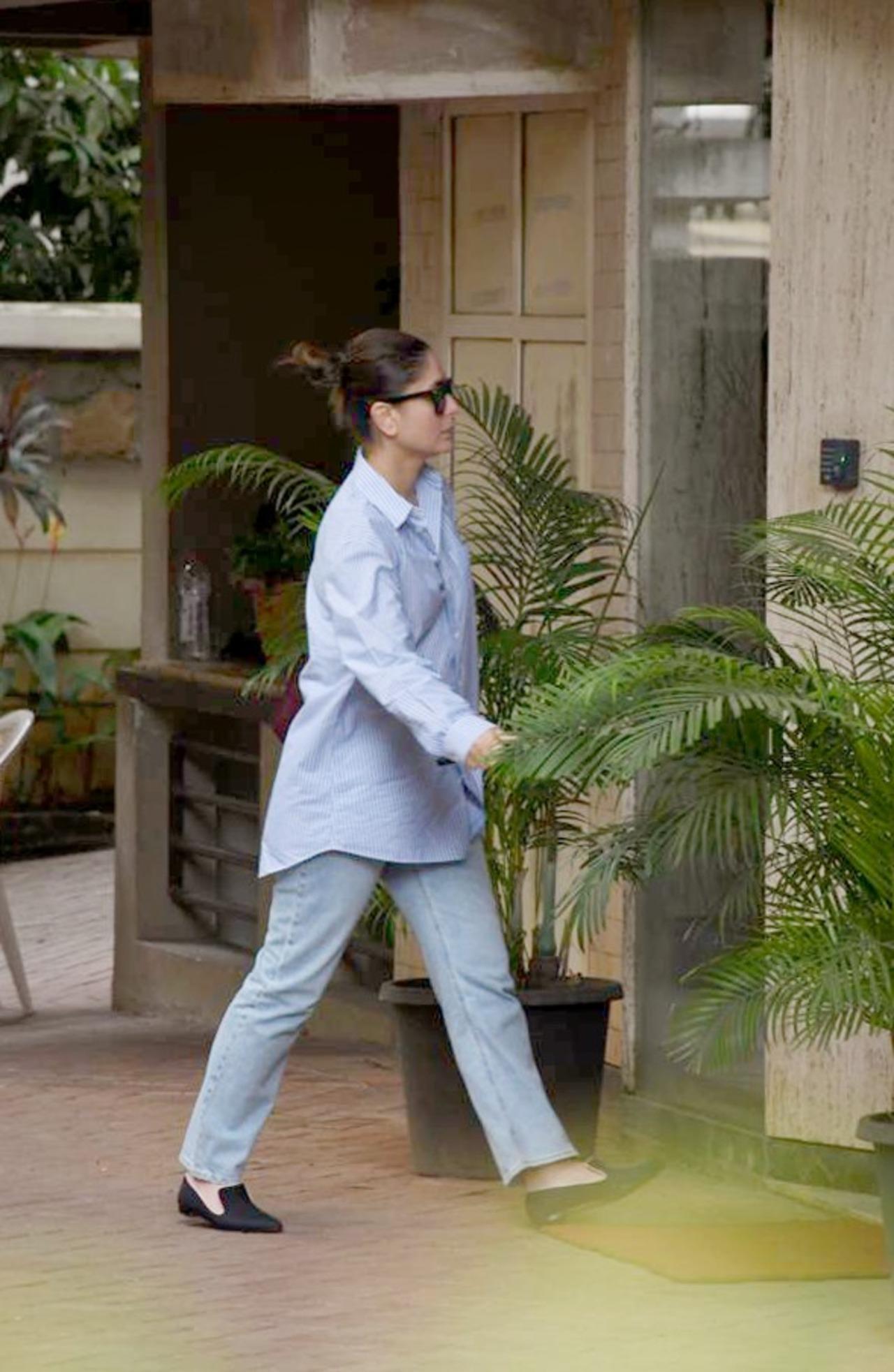Kareena was dressed in a loose shirt and fitted pants